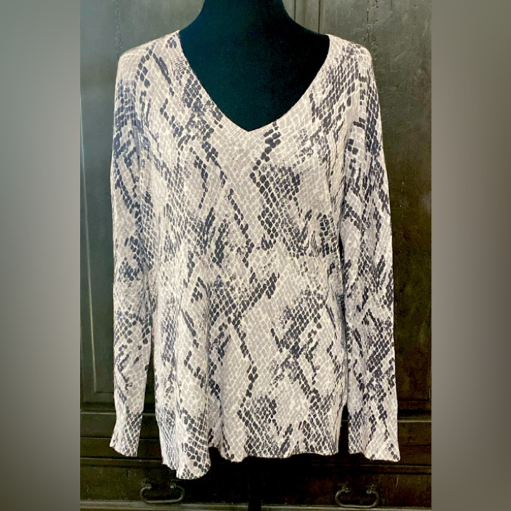 APT9 Cashmere animal pattern gray v-neck sweater -size Medium